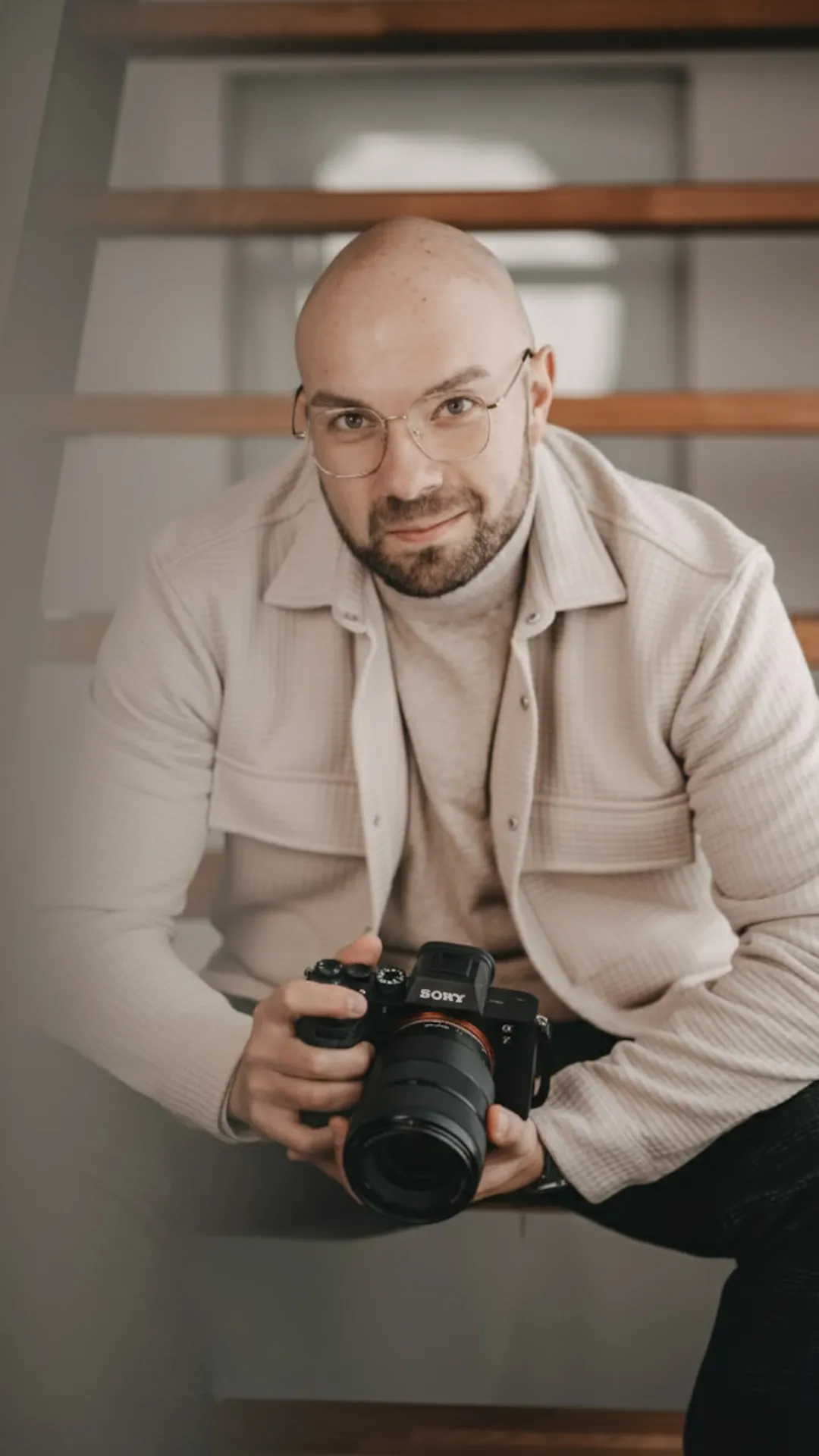 Patrick, Hochzeitsfotograf, mit Kamera bei einer Hochzeit