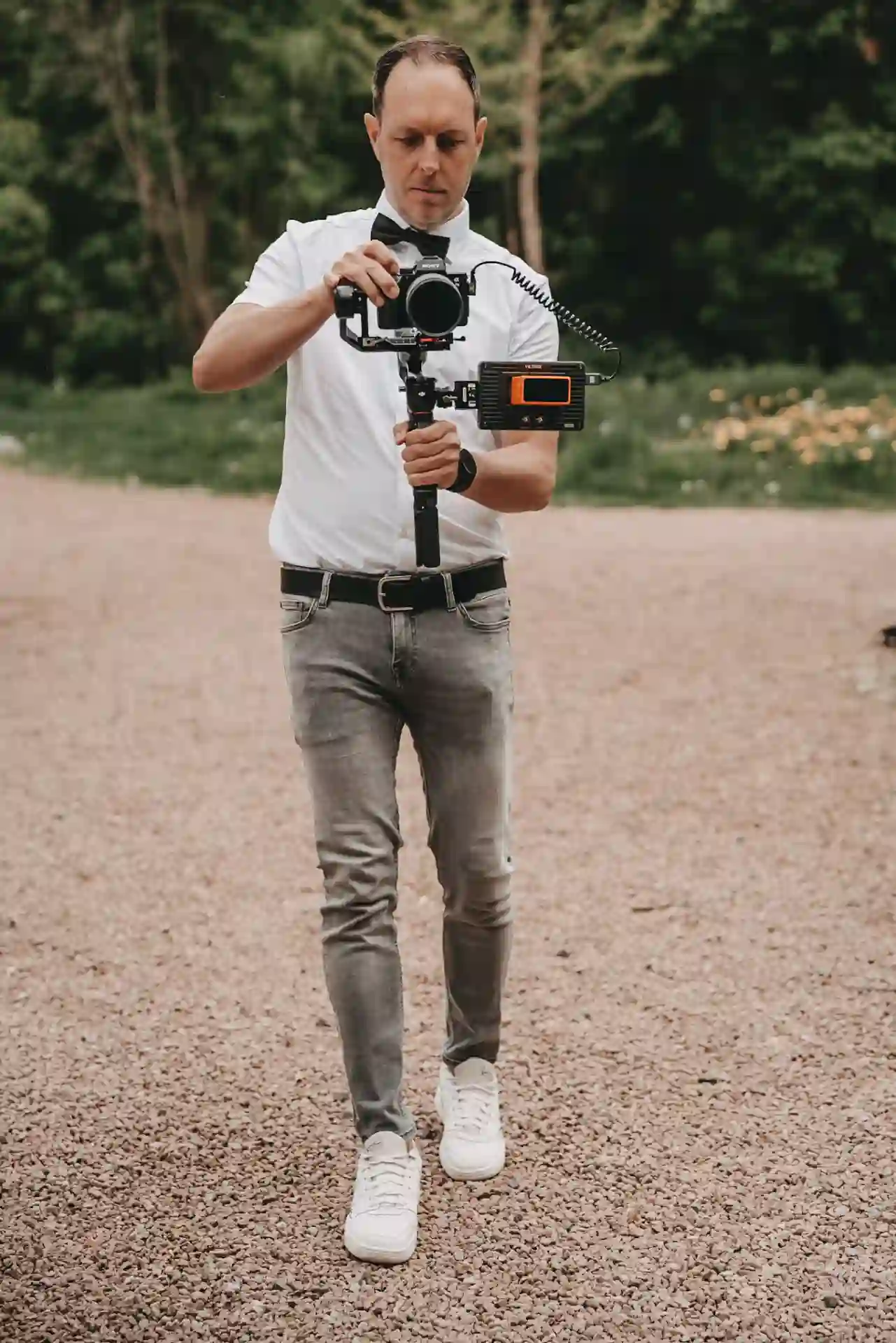Flo, Hochzeitsvideograf, mit Kamera und Gimbal bei einer Hochzeit